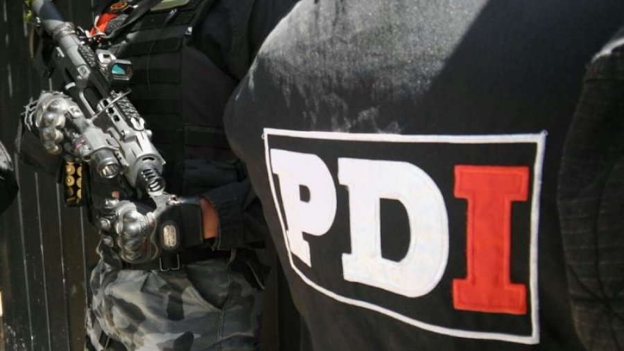 Personal de Complejas 5 de PDI trabaja en la denuncia por venta de drogas.