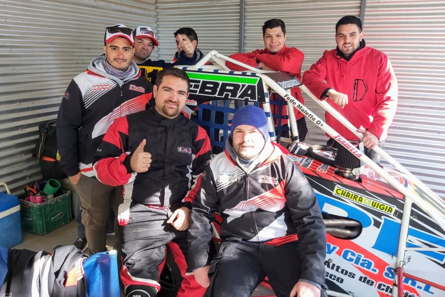 Federico Maletto acompa&ntilde;ado por sus colaboradores en el circuito de Vila.
