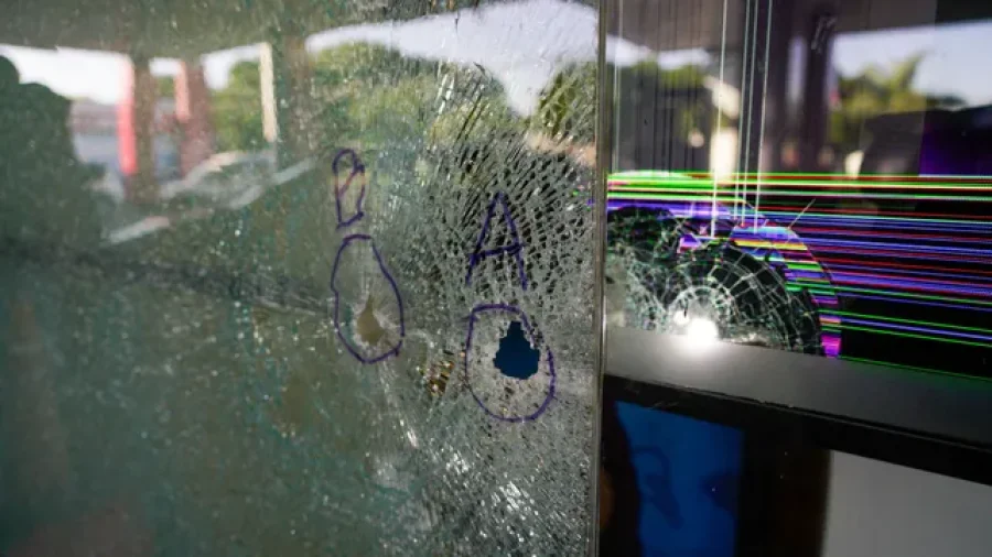 Dos de los impactos en los vidrios del bar de la estaci&oacute;n de servicio de Oro&ntilde;o y Lamadrid el 29 de mayo pasado.