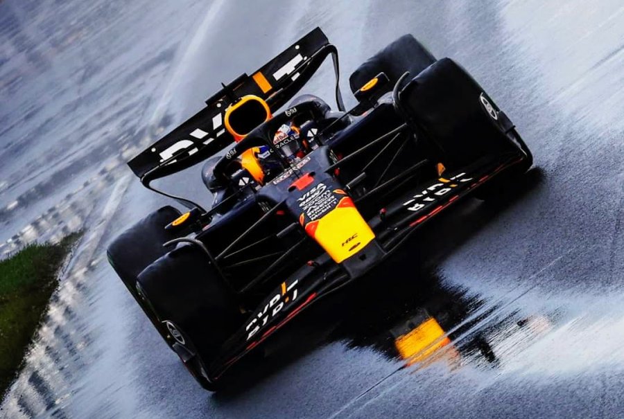 Max Verstappen con el Red Bull bajo la lluvia en el Gran Premio de Canad&aacute;.