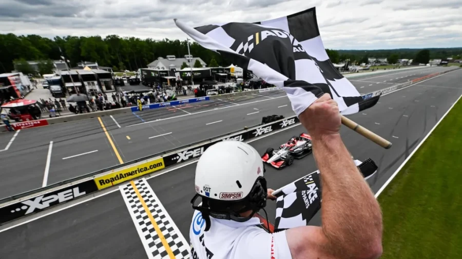 Will Power recibe el banderazo cuadriculado tres su victoria en  Road America.