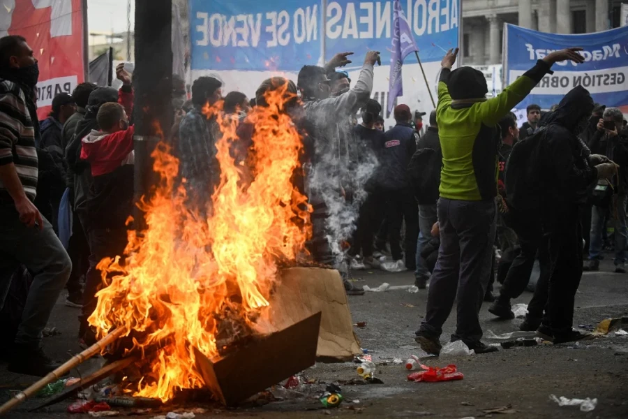 Graves incidentes fuera del Congreso.