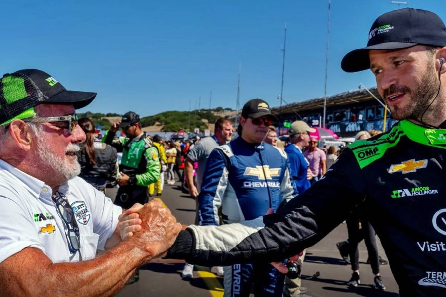 Brad Hollinger -copropietario del equipo JHR- con el piloto Agust&iacute;n Canapino.
