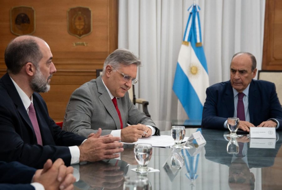 El gobernador de C&oacute;rdoba, Mart&iacute;n Llaryora firma el acuerdo junto al jefe de Gabinete, Guillermo Francos.