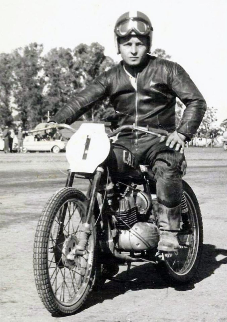 Ren&eacute; Heidegger esperando una largada con el n&uacute;mero 1 pintado en su moto.