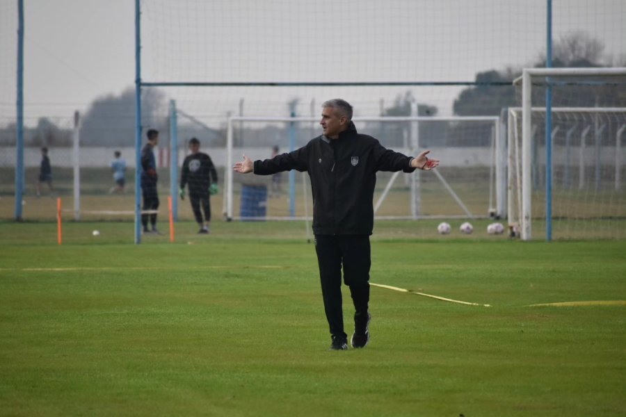 EN EL PREDIO. Fabi&aacute;n Nardozza ya trabaja para levantar a un 'destruido' Atl&eacute;tico de Rafaela.