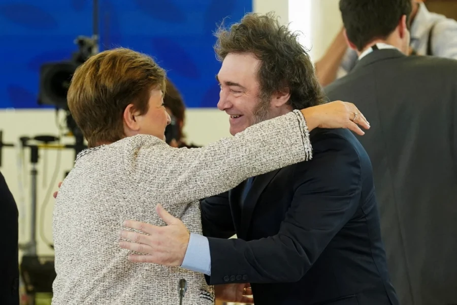 Georgieva y Milei se saludan en Bari.