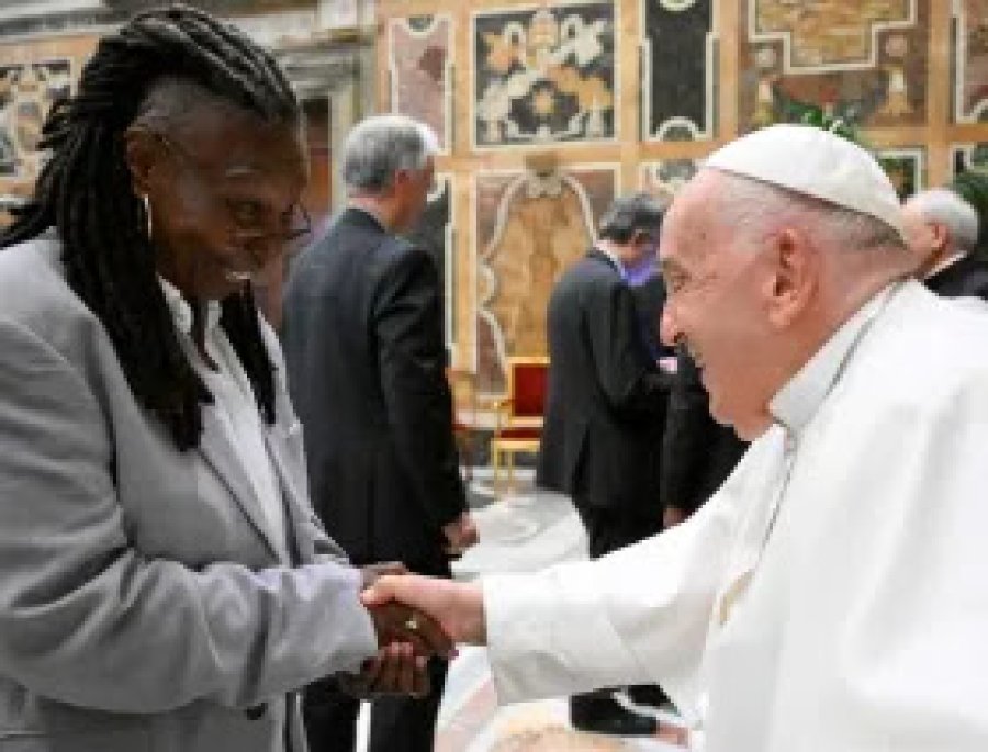 Whoopi Goldberg saluda al Papa Francisco.