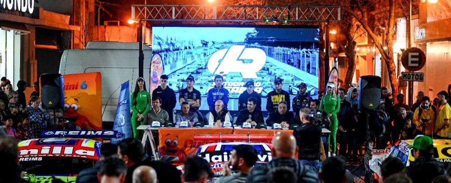 Pilotos y autoridades durante la presentaci&oacute;n de la carrera.