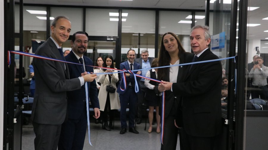 Las autoridades en la tradicional ceremonia del corte de cintas.