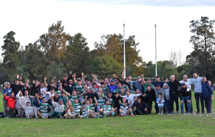 FESTEJO./ La habitual foto del plantel superior tras el triunfo.