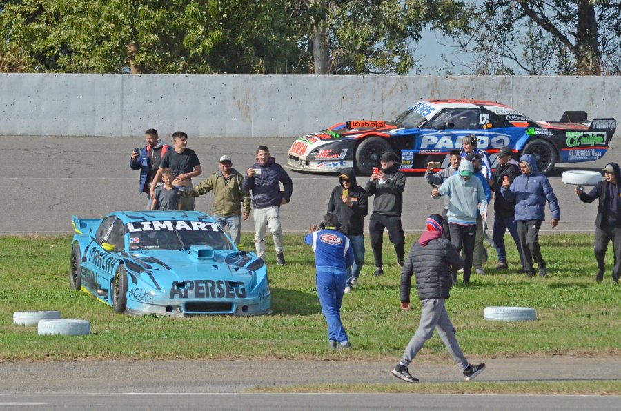 Esteban Gini celebra con los fan&aacute;ticos su primer triunfo en la categor&iacute;a. FOTO M. LIOTTA