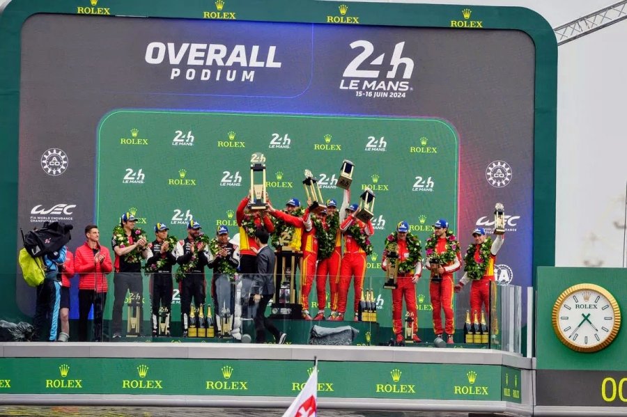 Los pilotos de Toyota (2&deg;) y Ferrari (1&deg; y 3&deg;) en el podio de Le Mans.