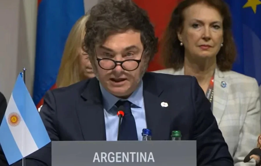El presidente de la Naci&oacute;n, Javier Milei, junto a la secretaria de Presidencia, Karina Milei y la canciller Diana Mondino en la "cumbre por la paz en Ucrania".