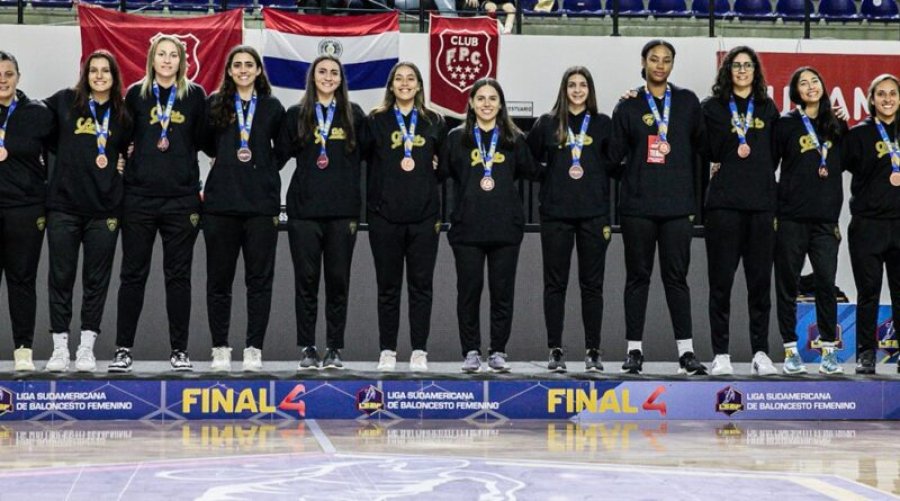 CON LAS MEDALLAS./ El equipo argentino en la premiaci&oacute;n.