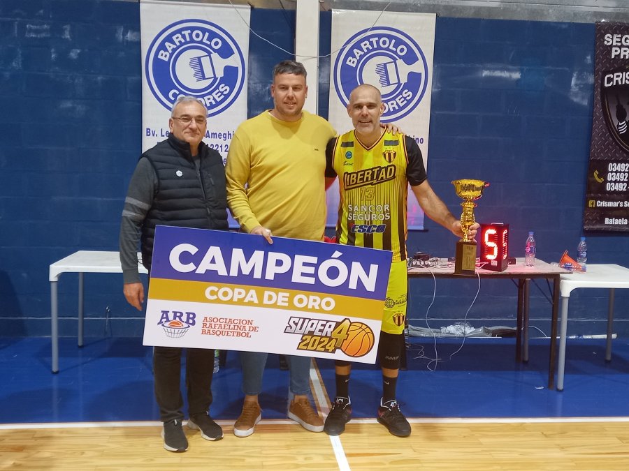 INTERMINABLE./ El capit&aacute;n Mariano Ceruti recibi&oacute; el premio del Senador provincial Alcides Calvo y el pte. de la ARB F. Pronotti.