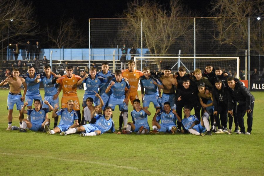 EL PLANTEL./ Tras el triunfo para la obtención del título.