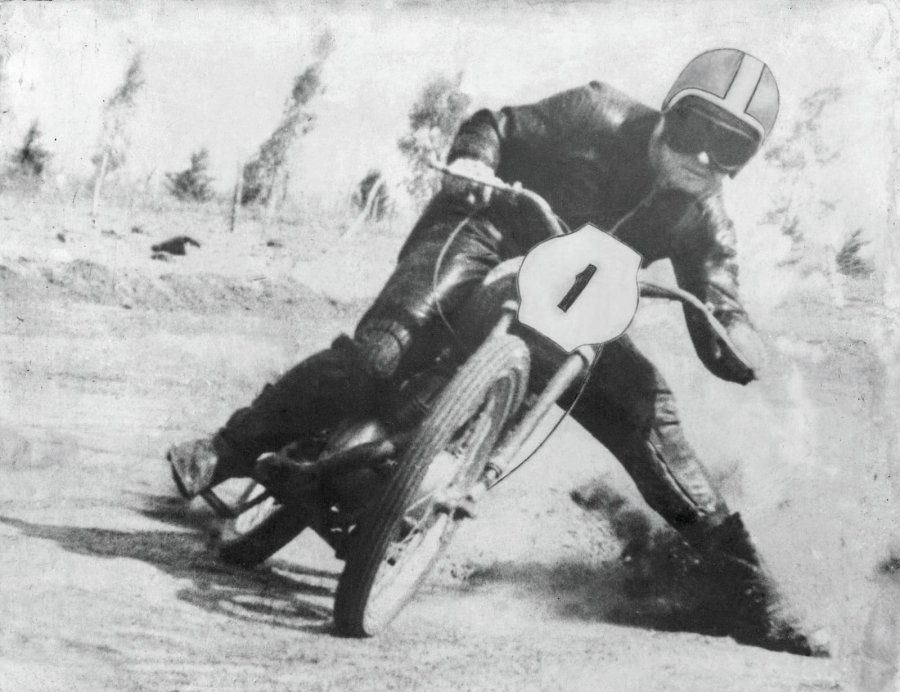 Ren&eacute; Fernando Heidegger dominando su moto con su particular estilo.