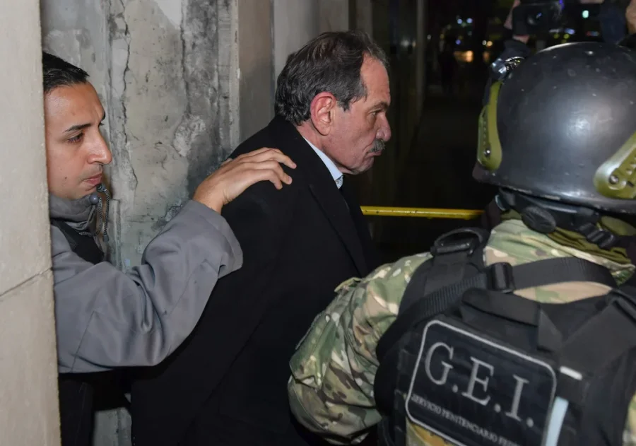 Alperovich tras la lectura de la sentencia sale esposado de Tribunales.