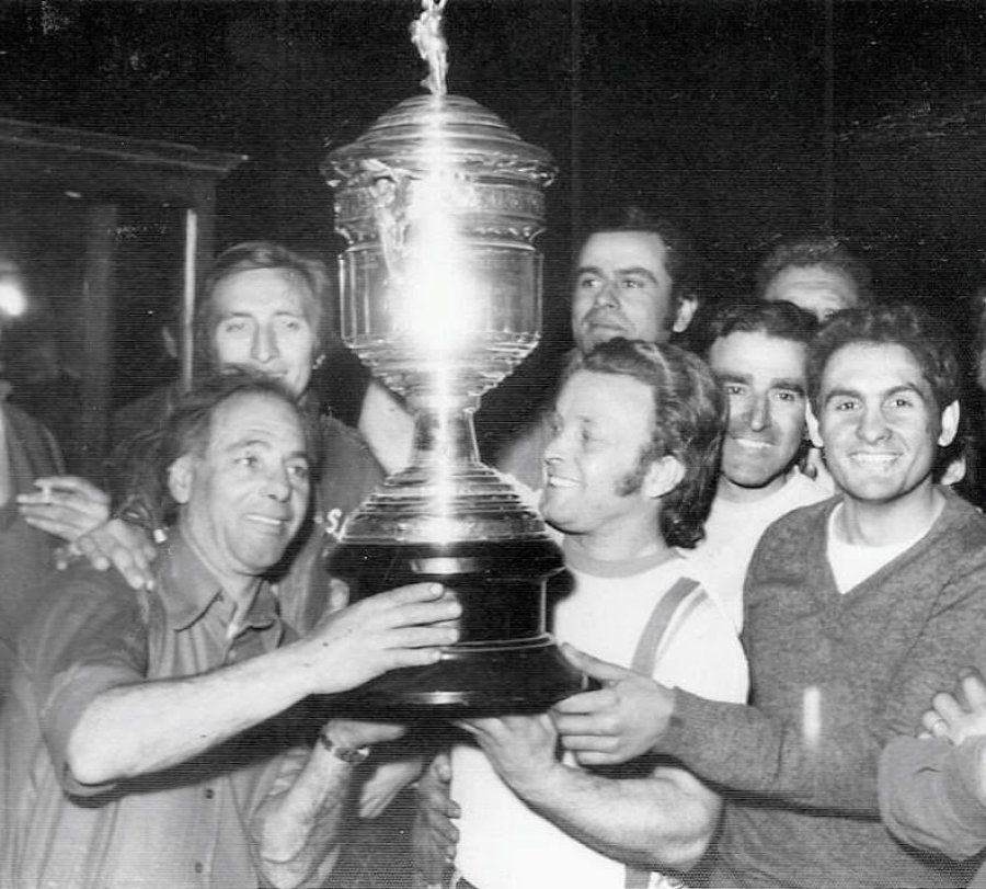 Ren&eacute; Heidegger con la copa challenger lograda en Santa Clara de Buena Vista, acompa&ntilde;ado por Eduardo Amoroso, Norberto Gatti, Angel Bustos, Juan Carlos Fern&aacute;ndez y Francisco Darder.