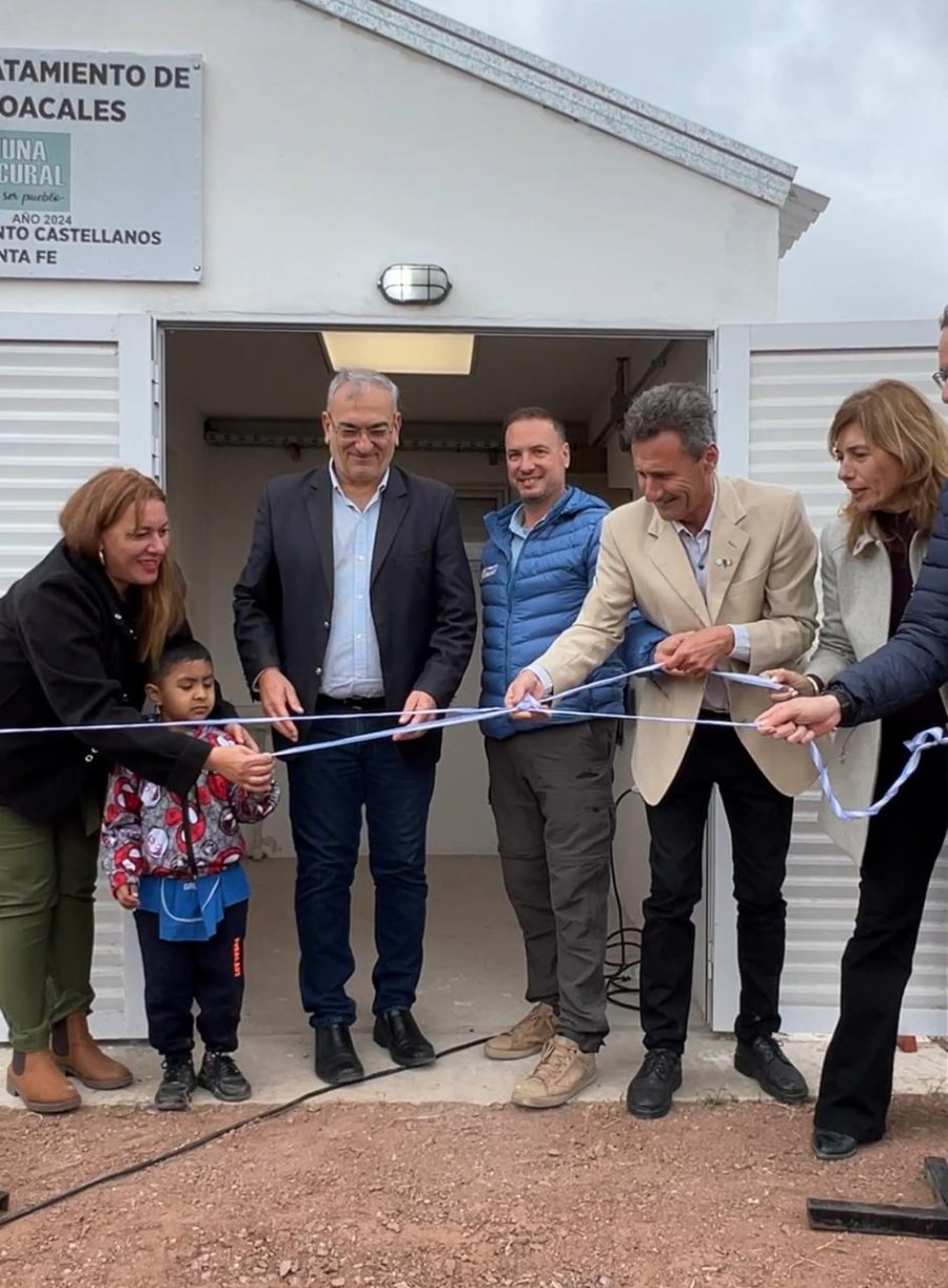 El tradicional corte de cintas inaugurando la obra.