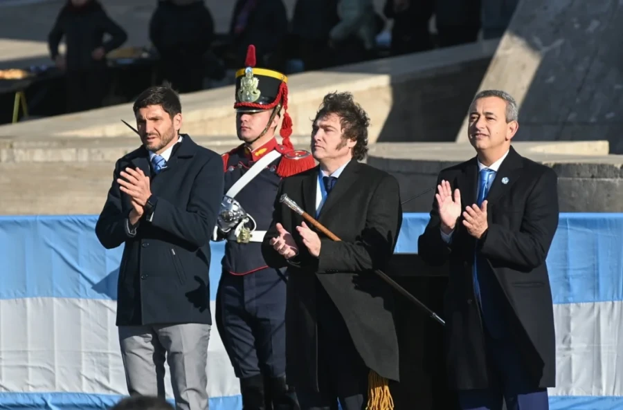 Milei encabez&oacute; el acto por el D&iacute;a de la Bandera en Rosario.