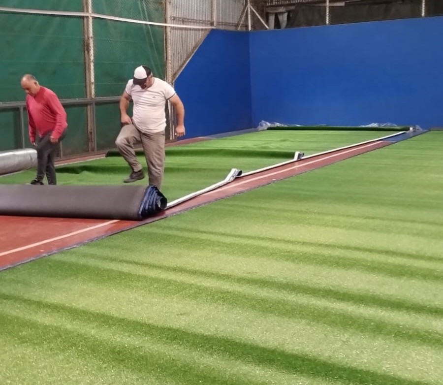 COMPLEJO RECREATIVO. Colocación de césped artificial en la cancha de padel.