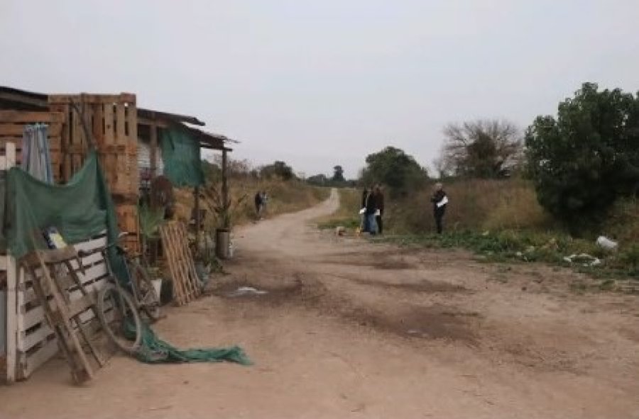 ESCENA DEL HECHO. En inmediaciones a estas viviendas precarias del Asentamiento Nueva Esperanza ocurri&oacute; el fatal desenlace.
