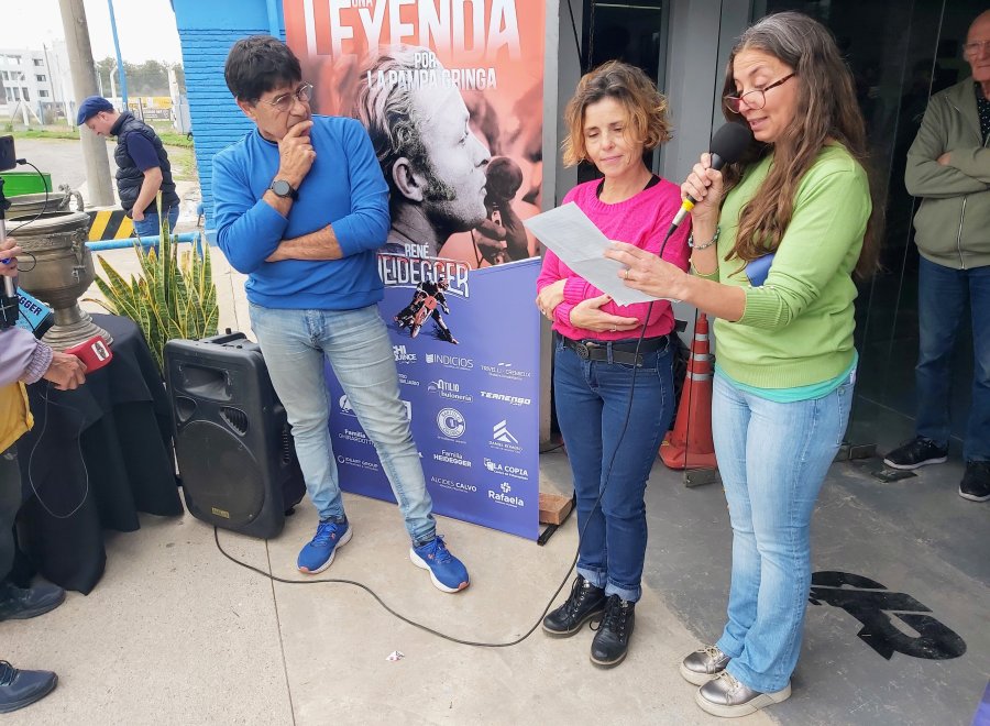 EMOCIONADOS. Ren&eacute; Zanatta, Patricia y Andrea, las hijas de Heidegger, al leer el poema Petiso Viejo.