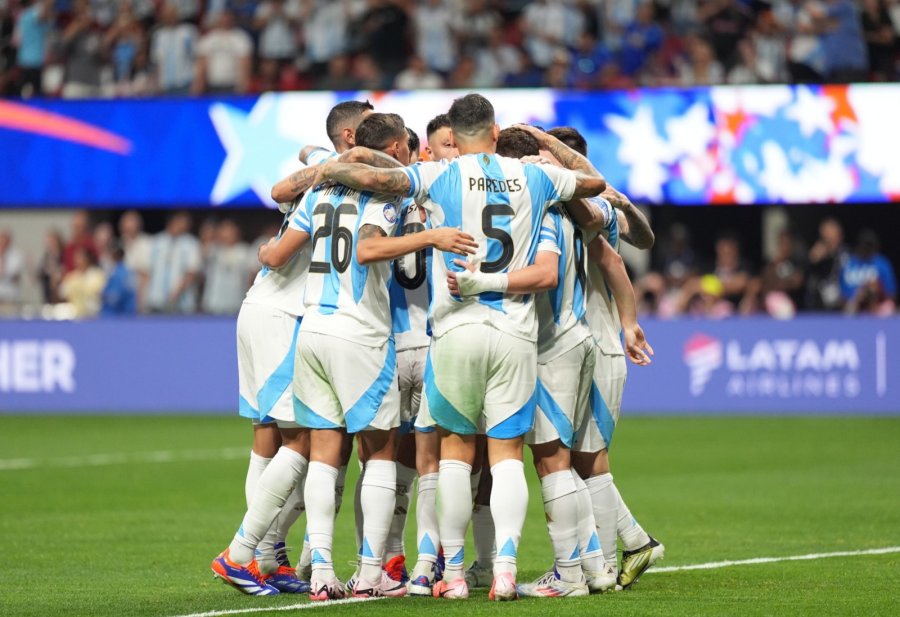 ABRAZO TRIUNFAL. Buen debut de Argentina ante un rival que mostr&oacute; su crecimiento.