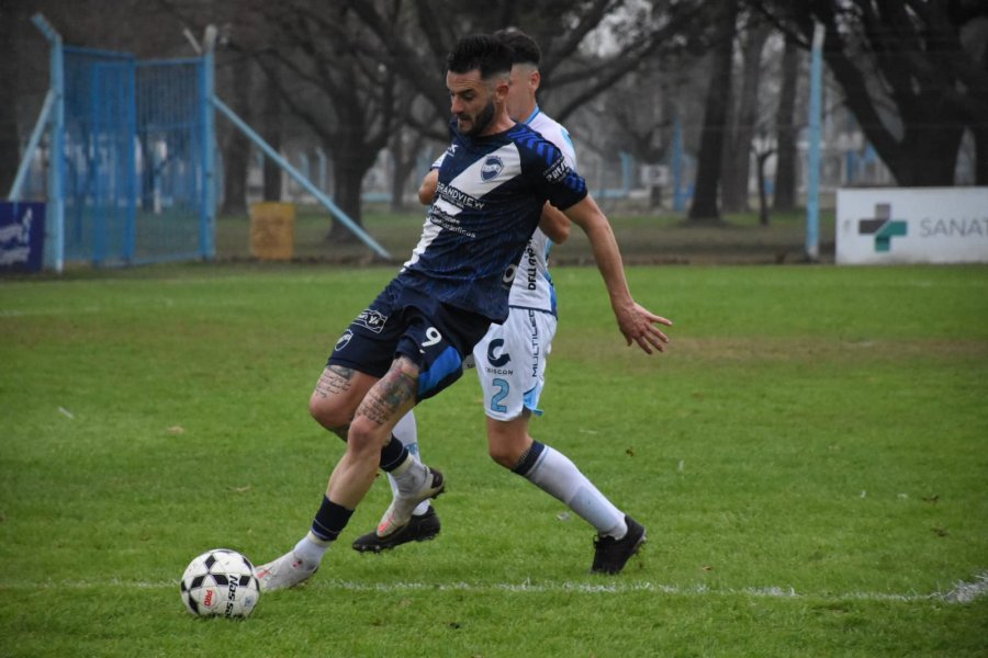 DELANTERO./ Joaquín Molina aguanta el balón.