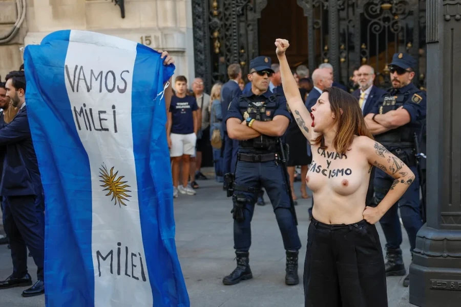 Militantes de la agrupaci&oacute;n FEMEN se cruzaron con simpatizantes del presidente liberal.
