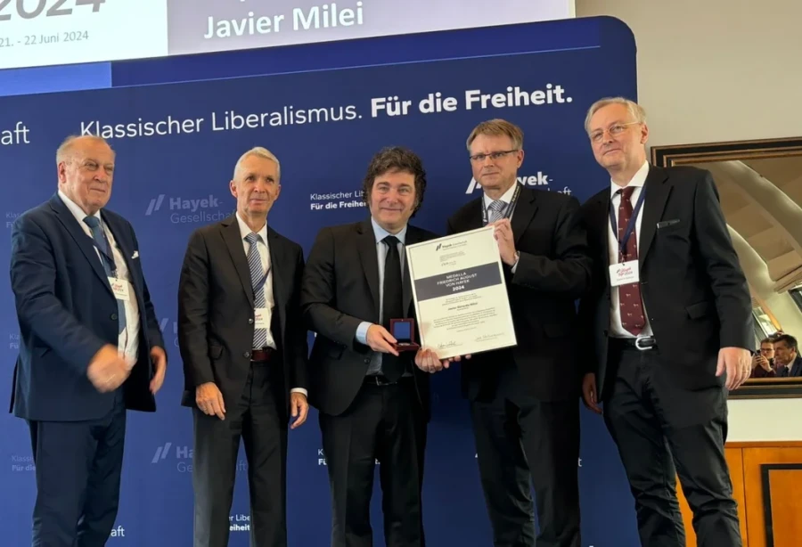 Milei recibe un premio en Hamburgo.