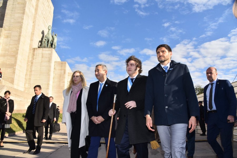 JUNTOS. Maxi,iliano Pullaro y Javier Milei encabezaron el acto por el D&iacute;a de la Bandera en la ciudad rosarina.
