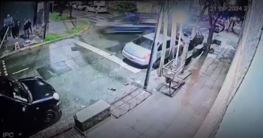 La camioneta policial choc&oacute; contra uno de los autos estacionados y fue directo en direcci&oacute;n al grupo de amigos.