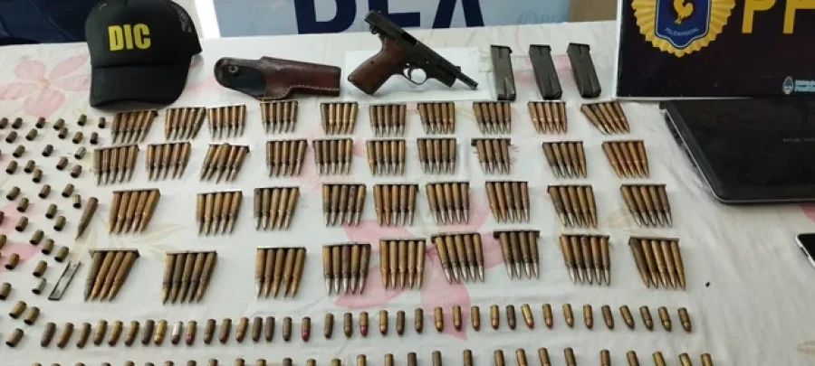 El arma y las municiones encontradas en los allanamientos de Resistencia, la capital chaque&ntilde;a.