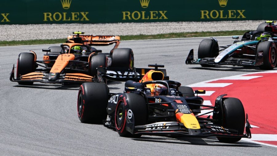 Max Verstappen seguido por Lando Norris y George Russell en el GP de Espa&ntilde;a.
