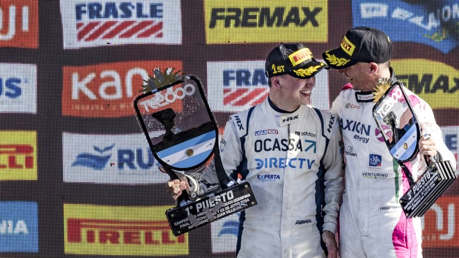Tiago Pern&iacute;a, ganador de la Carrera 2 y su padre Leonel, puntero del campeonato.
