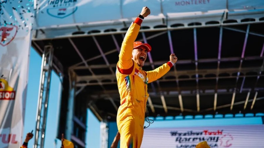 Alex Palou festeja su victoria en la competencia que se llev&oacute; a cabo en Laguna Seca.
