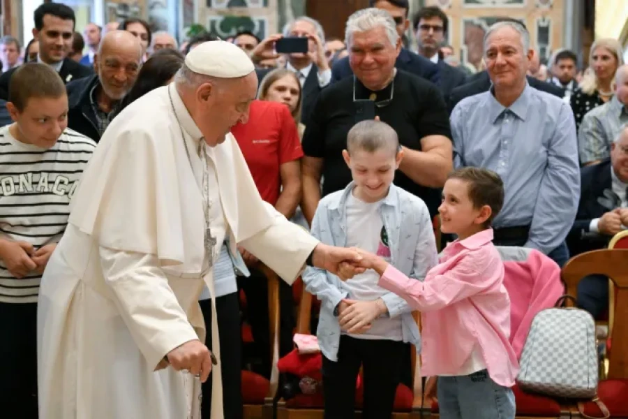 El Papa Francisco saluda a los ni&ntilde;os presentes en la audiencia con el "Circolo San Pietro" en el Vaticano .