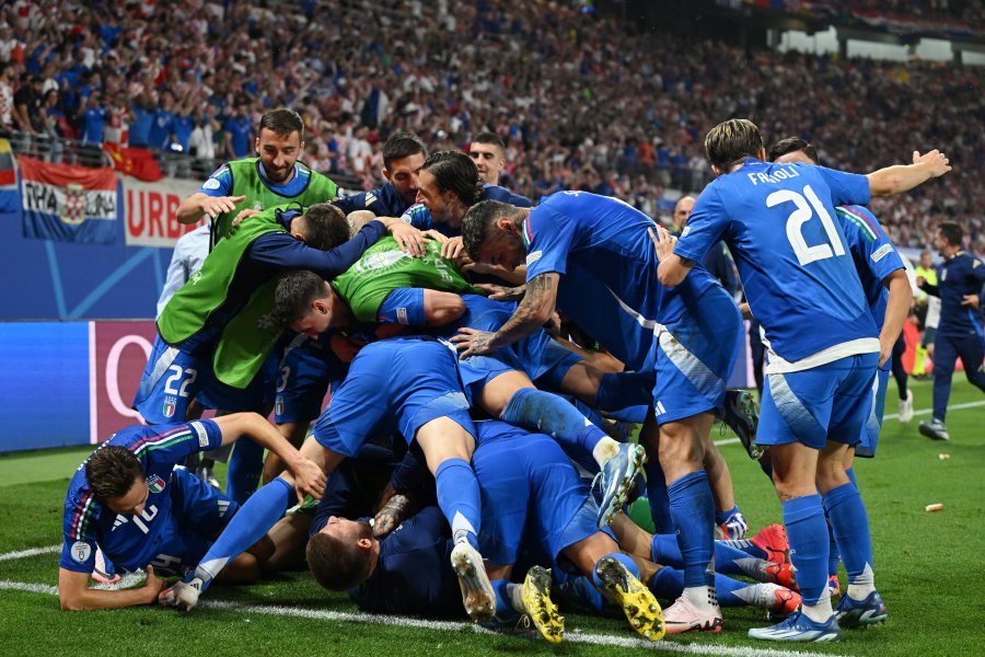 FESTEJO ALOCADO DE ITALIA CON EL GOL AG&Oacute;NICO PARA EL EMPATE Y EL PASE A OCTAVOS