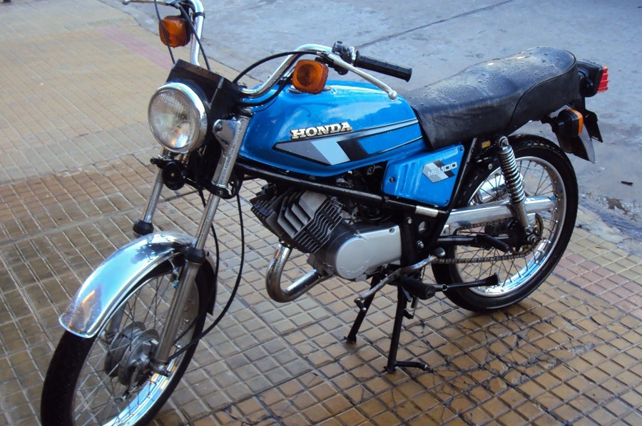 La moto Honda de color azul, es una &ldquo;moto vieja&rdquo; de gran valor afectivo y material para su due&ntilde;o.
