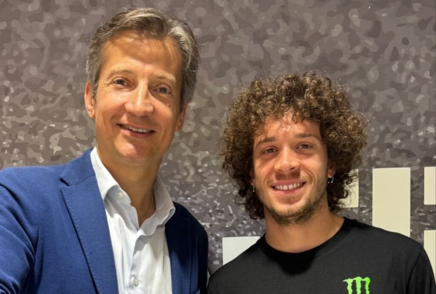 Massimo Rivola -CEO de Aprilia- y el futuro piloto de la marca Marco Bezzecchi.