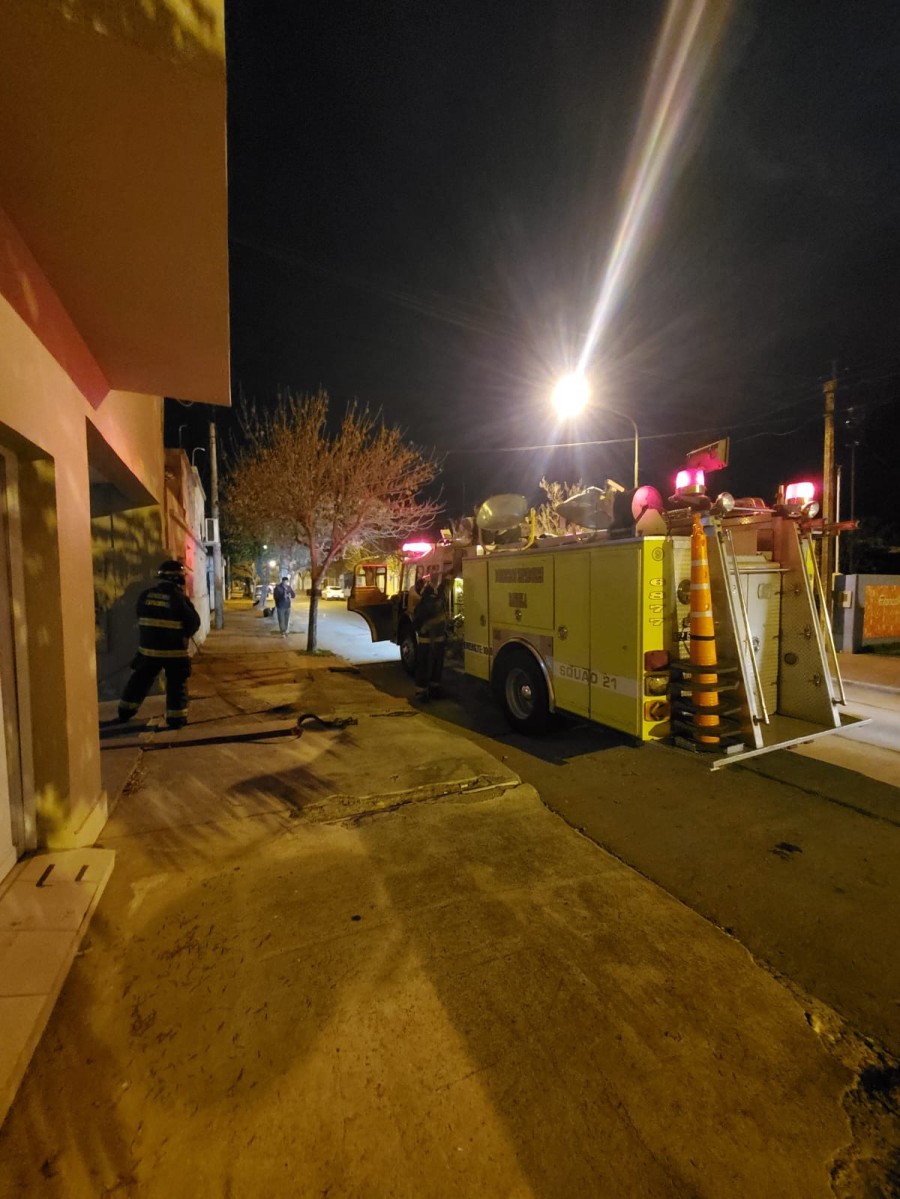 La unidad de Bomberos Zapadores en el complejo de departamentos de calle Hern&aacute;ndez al 600.