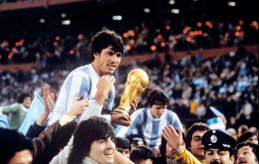 El "gran capit&aacute;n" Daniel Alberto Passarella levantando la Copa del Mundo en Argentina 78.