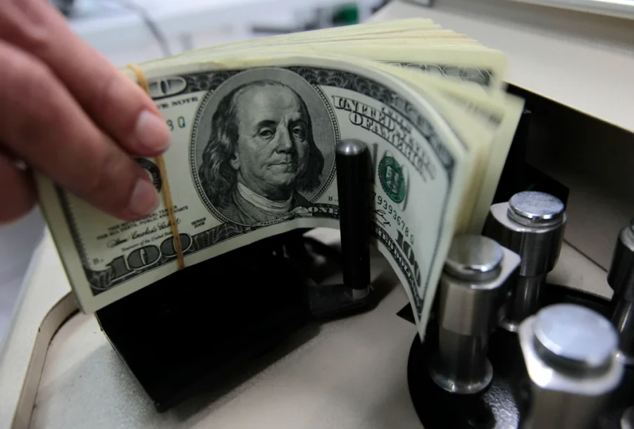 Los d&oacute;lares contin&uacute;an su ascenso en el mercado cambiario.