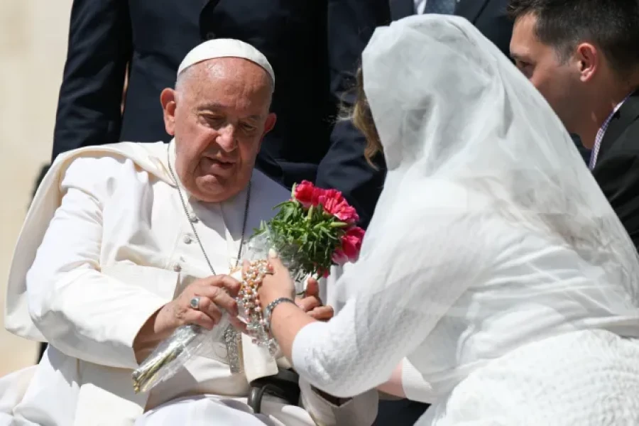 El Santo Padre con un matrimonio.