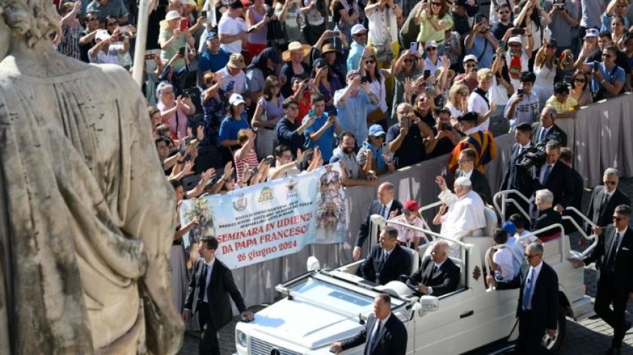 El Santo Padre saluda a los fieles.