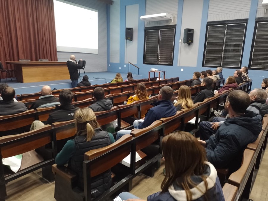 CHARLA. Productores y asesores acudieron al INTA en busca de informaci&oacute;n certera.