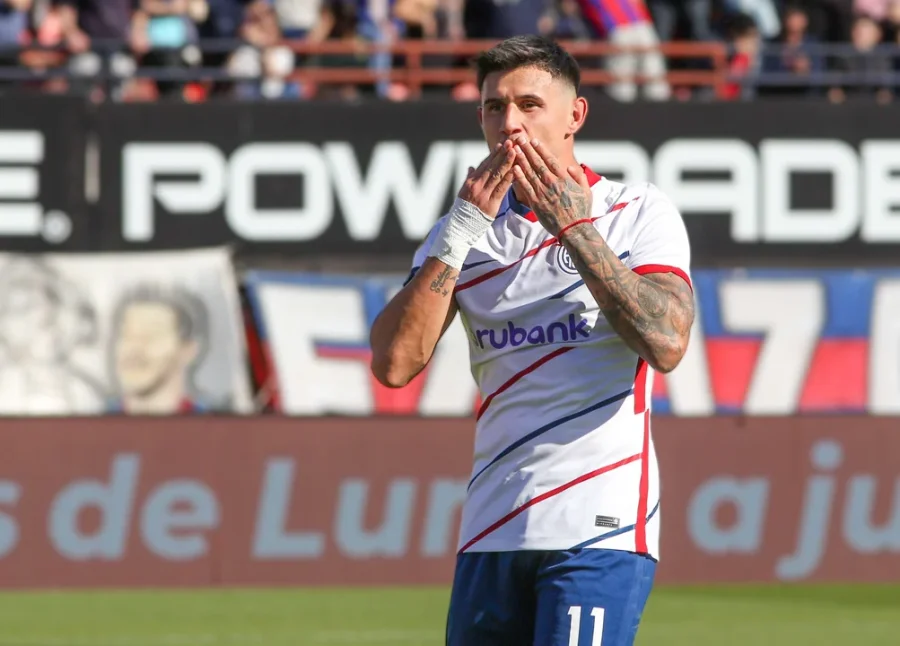 River tiene arreglada la llegada del delantero Adam Bareiro.